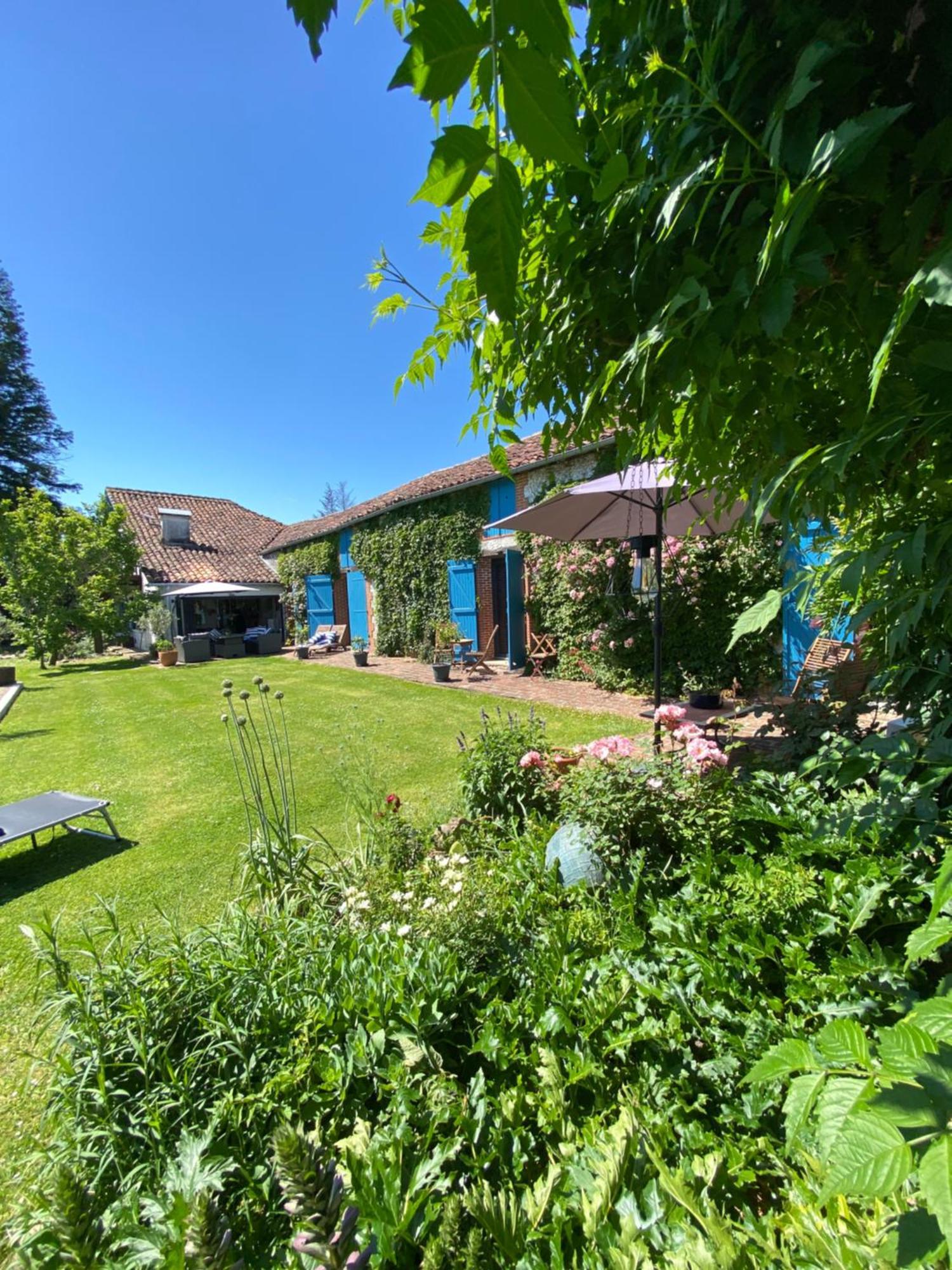 Domaine Du Tafiart Bed & Breakfast Sarron Exterior photo